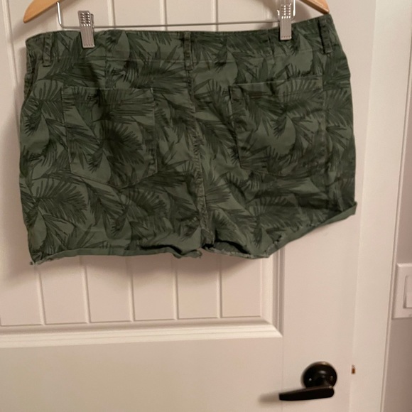 Leave print shorts - Picture 2 of 4